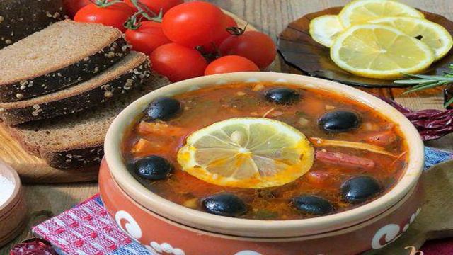 Солянка с куриным мясом и копчёной колбасой