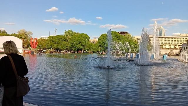 Парк Горького, Москва. Центральный вход,музыкальный фонтан с музыкой ко дню победы. Красиво!