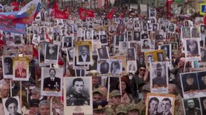 Тысячи людей во всех регионах России принимают участие в акции "Бессмертный полк"