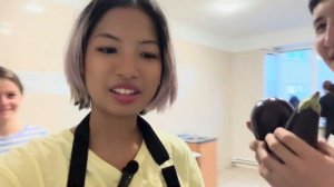 Иностранцы пробуют готовить русскую кухню | Иностранн