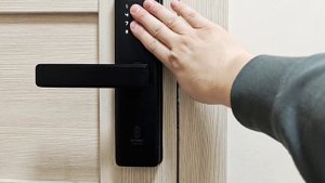 Без контактное заселение. Инструкция, как открыть электронный замок в отеле Сосновый Бор "Виктория"