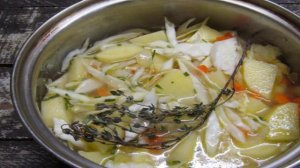 Овощное рагу с колбасками и соленым огурцом
