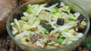 Салат из капусты с грибами и фасолью