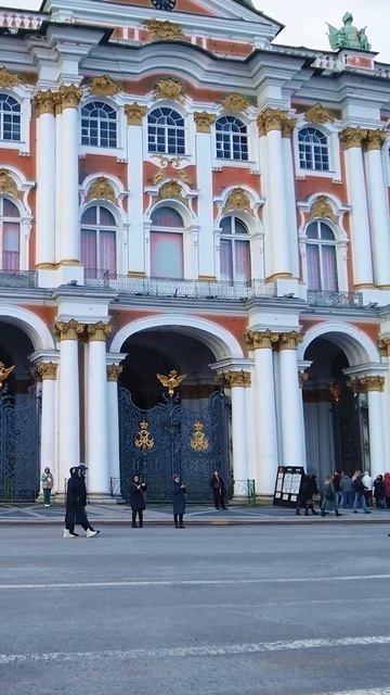 Как Зимний дворец менял цвета смотреть онлайн