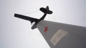 ПОД КРЫЛОМ САМОЛЁТА / В аэропорту Ямбурга открыли памятник полярным лётчикам Великой Отечественной