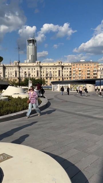 Прекрасная погода. На улице играет классическая музык смотреть онлайн