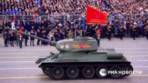 Механизированная колонна проходит по Красной площади