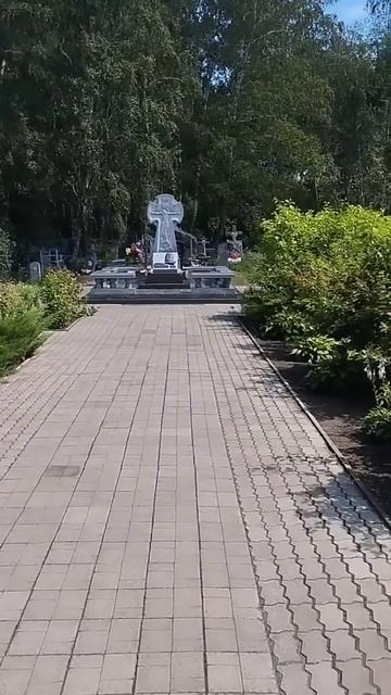 Шикарный памятник на могиле экс губернатора Михаила Е