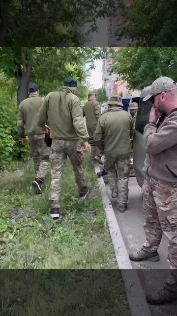 ТЦК поймали очередного ухилянта, но он так крепко вцепился с свой электровелосипед из-за страха моги