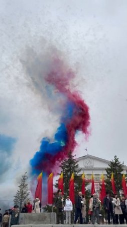 Окрасили небо в цвета российского триколора