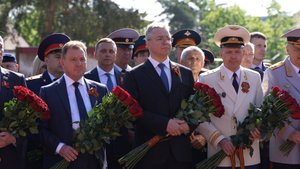 Губернатор Владимир Владимиров возложил цветы к мемориалу «Огонь вечной славы»