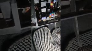 мигает свет шумит реле