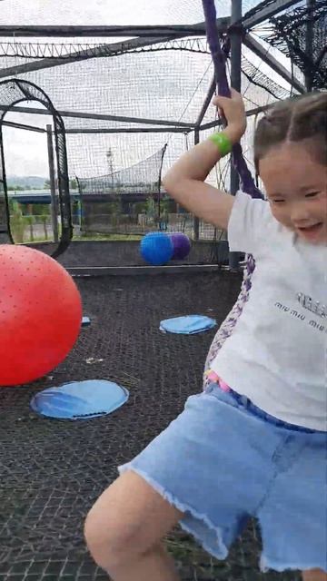 Мере Айым Аделина Азалия Амира батут парк смех знаком? смотреть онлайн