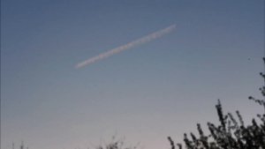 Необычный инверсионный след в небе