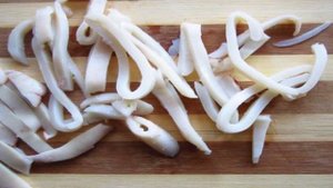 Салат с кальмарами и яйцом