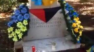 Русские туристы навестили могилу Степана Бандеры
