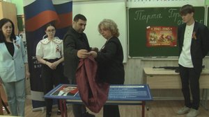 Накануне в школе №5 Анапы высадили деревья на «Аллее Памяти» и торжественно открыли Парту Героя