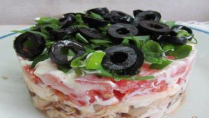 Салат из курицы помидора и грибов