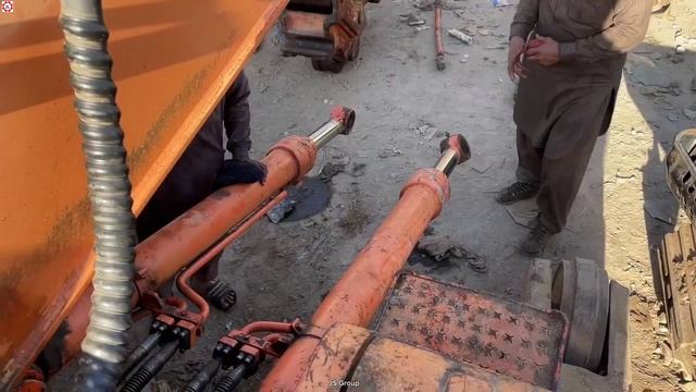 Процесс сборки тяжёлого экскаватора.