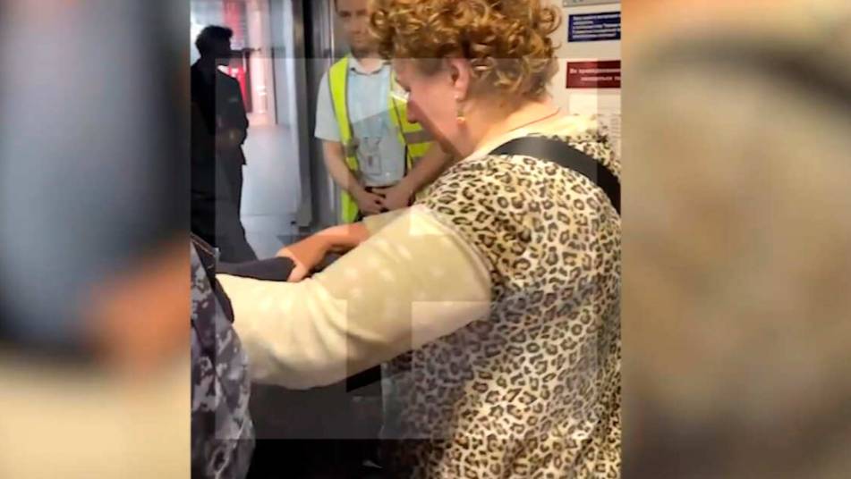 Пассажирку в "леопардовой" одежде вынесли из самолета после дебоша в Сочи