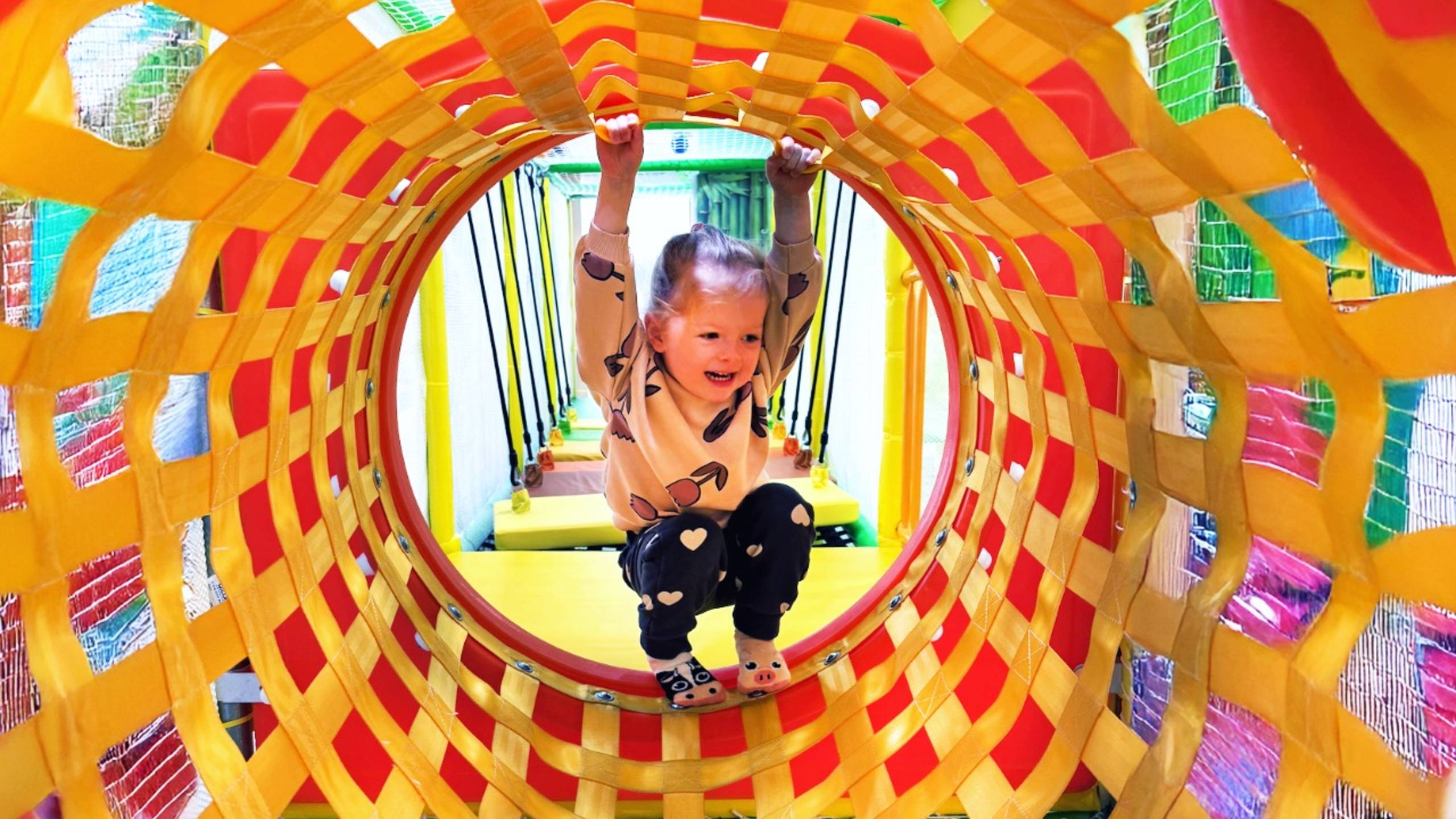 Анна Мария снова в Playtopia! Космонавт, принцесса и попугайчики! смотреть онлайн