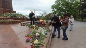 💐Одесситы пришли возложить цветы к памятнику неизвестному матросу на Аллее Славы