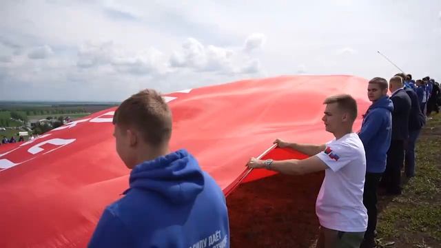 🚩  Развернули на легендарной высоте Саур-Могила самое большое в мире Знамя Победы в рамках росси...