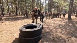 Пока старшие товарищи выступают на площадках города с показательными номерами