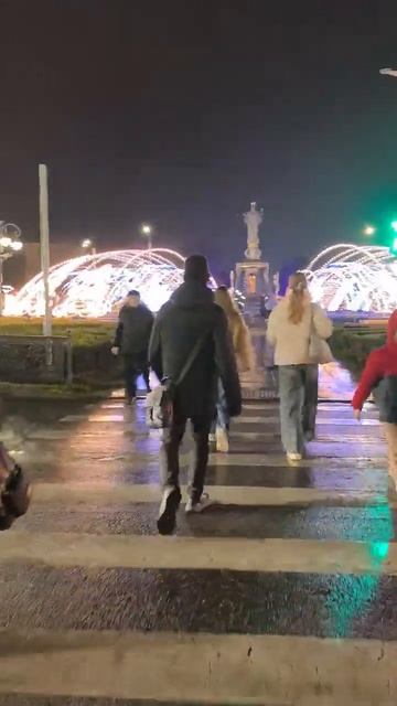 5.12.24 Краснодар. ул. Красная Фонтан из лампочек возле Д? смотреть онлайн