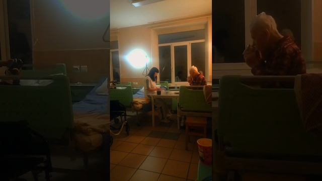 Девушка ухаживает за дедушкой 97 лет (Санкт-Петербург смотреть онлайн