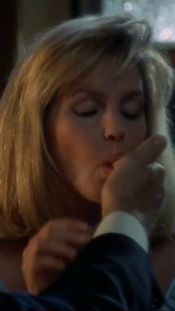 Голый пистолет Есть еще девять смотреть онлайн