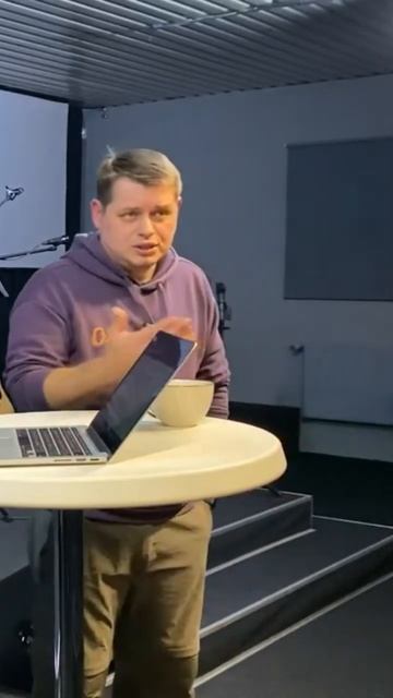 Люди приходят в церковь и люди уходят из церкви смотреть онлайн