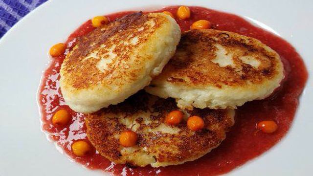 Сырники с клубничным соусом