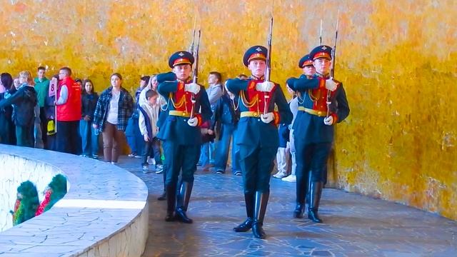 Смена Почётного Караула на Мамаевом Кургане, Волгогра смотреть онлайн