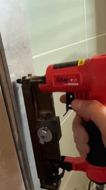 Установка дверных наличников на шпильку 👍 #shorts смотреть онлайн