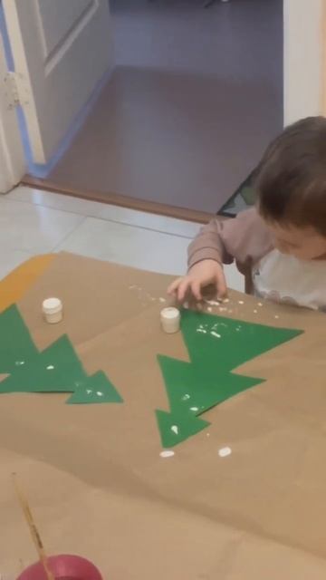 Рисуем снежинки пальчиком, гуашью: Падает, кружится,И ? смотреть онлайн