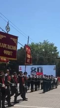 На площади проходят военнослужащие в военной форме образца времен Великой Отечественной