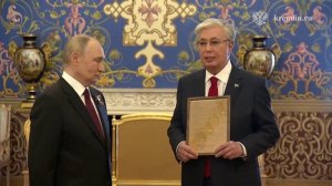 Путин вручил президенту Казахстана наградной лист его отца
