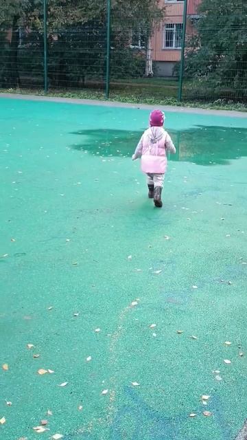 Это просто должно быть здесь! Беззаботные мгновения... смотреть онлайн