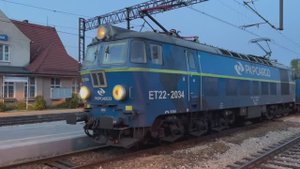 Электровоз ET22-2034 с полувагонами отправляется со станции