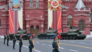 Танки Т-34 и САУ СУ-100 открыли парад военной техники на Красной площади