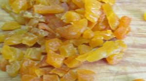 Рассыпчатый кекс на кефире с курагой