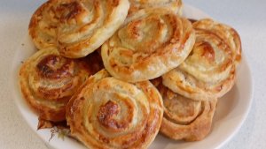 Приготовила на ужин вкуснейшие улитки из слоёного теста с фаршем.
