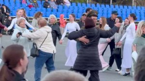 На Соборной площади ульяновцы станцевали «Майский вальс» — танец разучили вместе прямо здесь