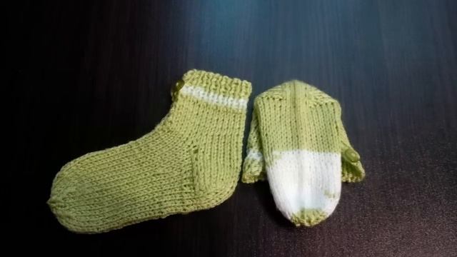 Вязание. Удобные носки-пинетки спицами на 9-12 месяцев.(описание внизу). смотреть онлайн