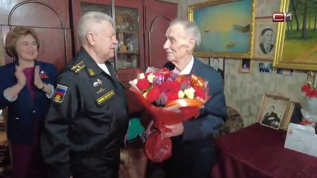 Сотрудники Сургутнефтегаза поздравили 101-летнего ветерана с Днем Победы