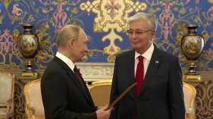 Владимир Путин передал Касым-Жомарту Токаеву наградной лист на присвоение его отцу звания Героя СССР