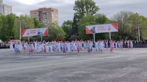 Красивый танец был исполнен на площади 30-летия Победы под известную песню "Журавли"