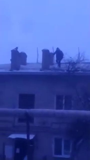 Жесть напал с топором на строителей смотреть онлайн