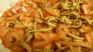 Теплый салат из кальмаров с томатами